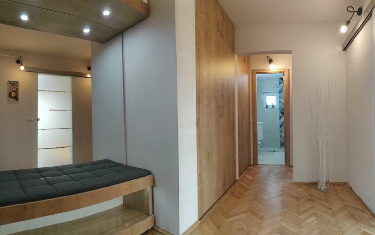 Modern And Cozy Apartment Piteşti Kültér fotó