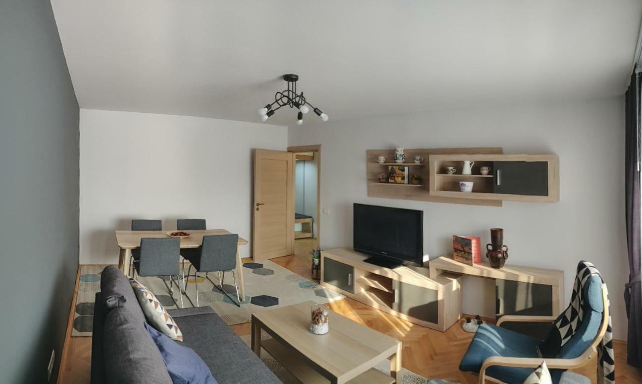 Modern And Cozy Apartment Piteşti Kültér fotó